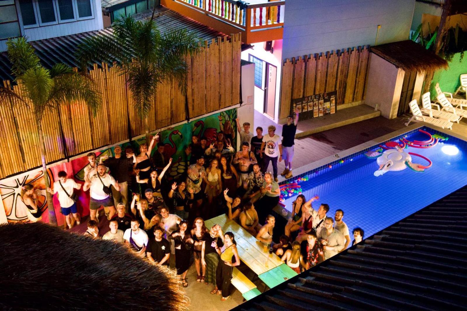 Revolution Chiang Mai - Old Town Hostel Εξωτερικό φωτογραφία