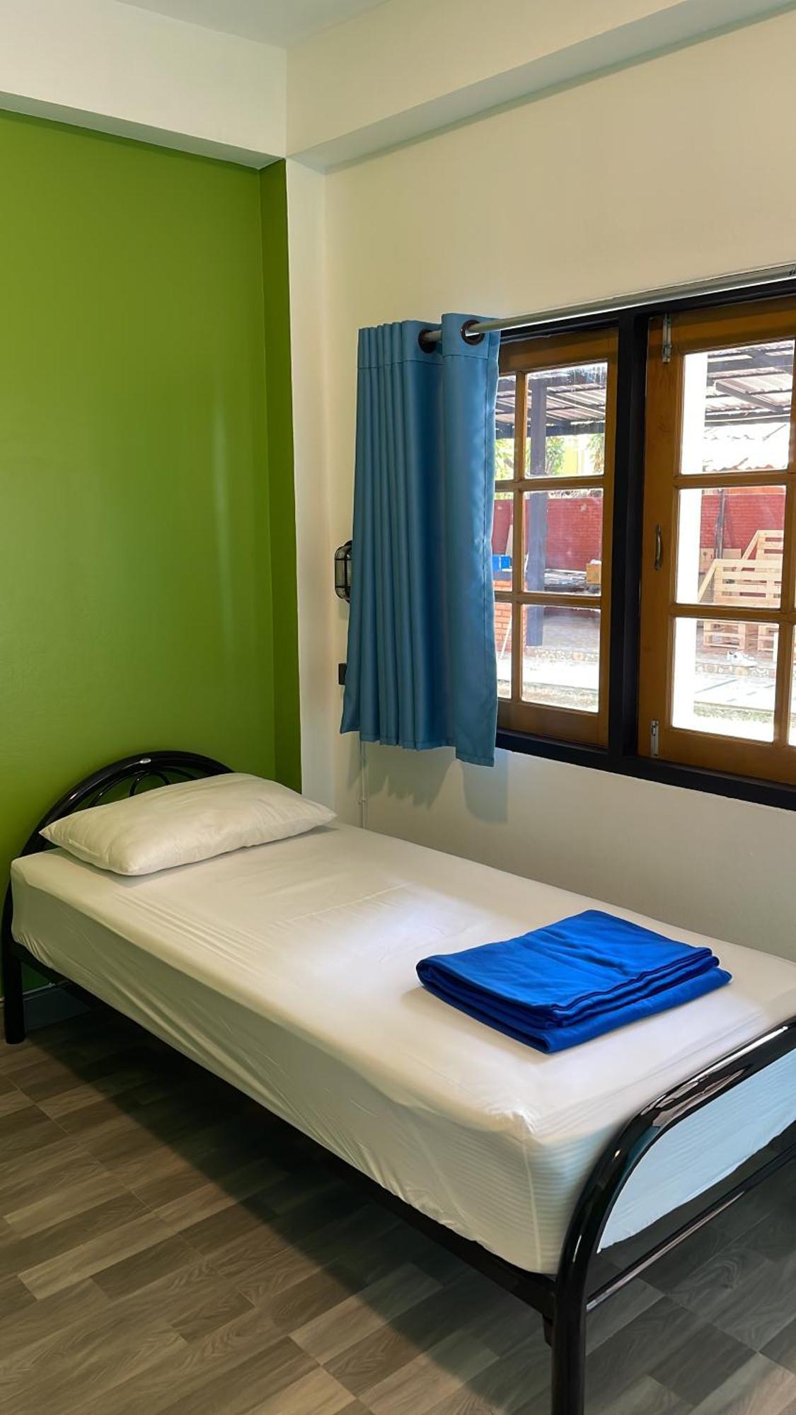 Revolution Chiang Mai - Old Town Hostel Εξωτερικό φωτογραφία