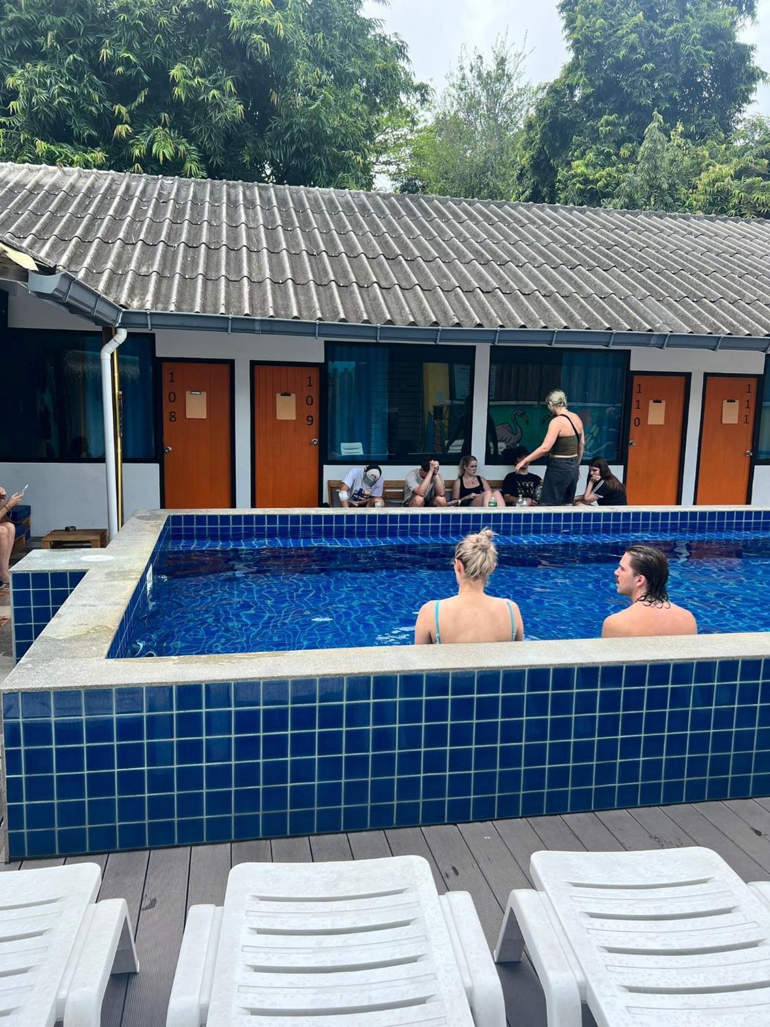 Revolution Chiang Mai - Old Town Hostel Εξωτερικό φωτογραφία